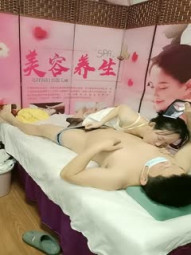 美容养生会馆享受的大哥勾搭黑丝女技师玩起了双飞，一个给舔乳头一个给舔鸡巴好刺激，轮草抽插高潮不断浪叫